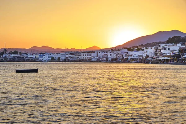 Bodrum, şehir manzarası, dağları ve Ege Denizi kıyılarını gün batımında kafeleri ve restoranları olan