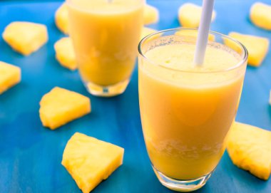 Taze ananas suyu cam, seçici odak