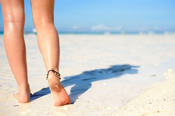 Strand Reizen Concept Sexy Benen Tropische Zandstrand Vrouwelijke Voeten Lopen — Stockfoto