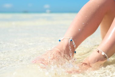 Temiz su sıçramalarına bacaklarda şehvetli kadın.