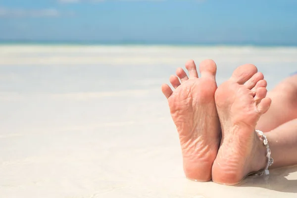 Piedi Delle Donne Sulla Spiaggia Concetto Pedicure Grooming — Foto Stock