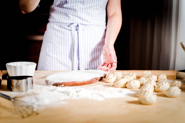 Femme Fait Des Boulettes Maison Sur Table Cuisine — Photo