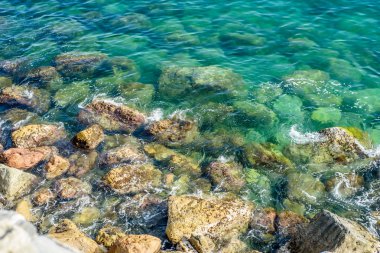 Akdeniz, dalgalar, arka plan üstten görünüm taş