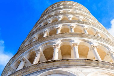 Pisa, İtalya, Avrupa'nın Leaning Tower. Pisa Kulesi üzerinde mavi gökyüzü. İtalyan mimarisi.
