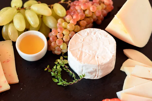 Camembert ost med frukt — Stockfoto