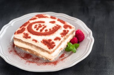 Ahududu ve nane ile İtalyan tiramisu tatlısı