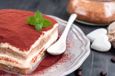 Nane ile dekore edilmiş klasik tiramisu pasta