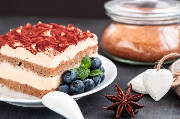 Bir parça iştah açıcı tiramisu keki yakın planda.