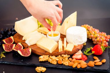 Üzüm, reçeli, incir, kraker ve fındık ile servis peynir tabağı