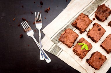 fındık ve badem siyah bir arka plan ile ev yapımı, çikolata kek