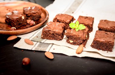 fındık ve badem siyah bir arka plan ile ev yapımı, çikolata kek