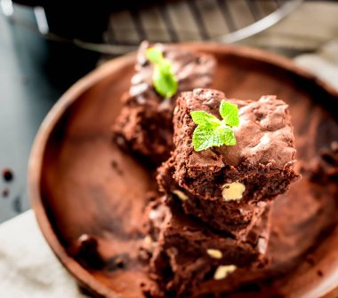 ev yapımı nefis çikolata kahverengi kek nane ile dekore edilmiştir.