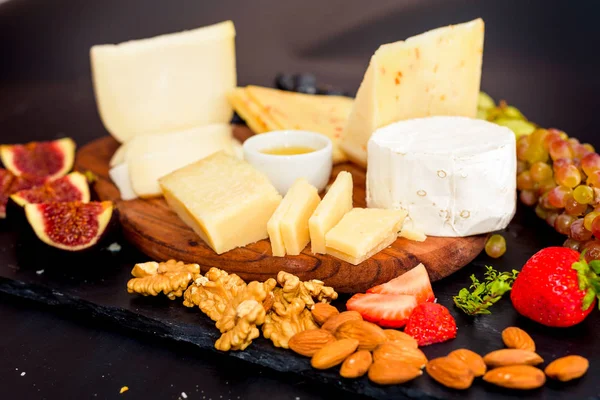Üzüm, reçeli, incir, kraker ve fındık ile servis peynir tabağı