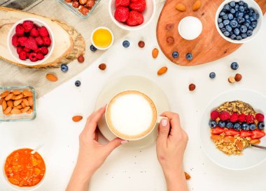 Günaydın - granola bal, meyveler ve meyve ile. Beyaz ahşap gıda arka plan, üstten görünüm