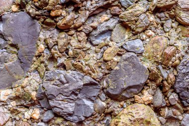 Çatlamış bir taştan bir duvar parçası.