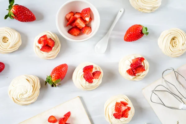 Nidos de pastel de fresa pavlova, decoración merengue en una mesa culinaria — Foto de Stock