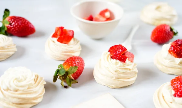 Nidos de pastel de fresa pavlova, decoración merengue en una mesa culinaria — Foto de Stock