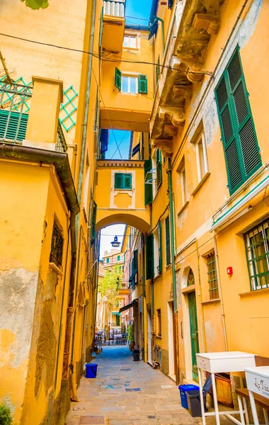Monterosso güneşli Cinque Terre, İtalya için renkli binalar.
