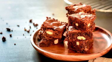 Parça ev yapımı karanlık çikolatalı kek ile badem dilimleri tepesi yığını ve nane kopya alanı ahşap tablo.