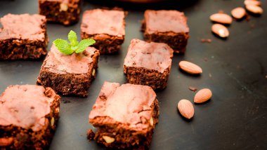 ev yapımı nefis çikolata kahverengi kek nane ile dekore edilmiştir.