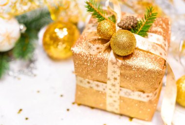 Altın kutuda yeni yıl hediyesi, bart, Noel ağacı dalları ve Noel oyuncakları, Altın Kurdele ve Altın Noel Süslemeleri ile Noel Hediyesi ile süslenmiş