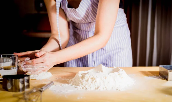 Fazendo Massa Por Mãos Femininas Mesa Cozinha Close — Fotografia de Stock
