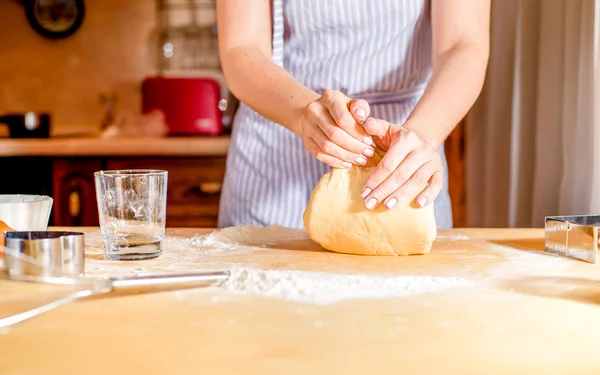 Fare Pasta Mani Femminili Sfondo Tavolo Legno — Foto Stock