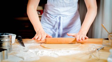 Kadın elleri mutfak masasına hamur döküyor, kapat.