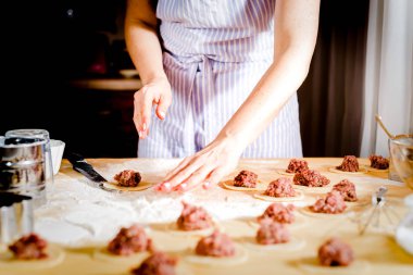 mutfak masasının üstünde kadın yapar köfte evde kapat