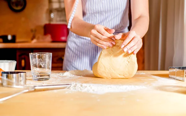 Fazendo Massa Por Mãos Femininas Fundo Mesa Madeira — Fotografia de Stock