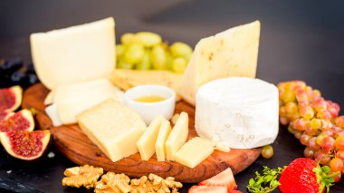 Üzüm, reçeli, incir ile servis peynir tabağı