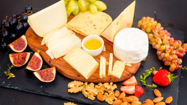 Üzüm, reçeli, incir ile servis peynir tabağı