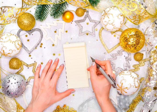Feriendekoration und Notizbuch mit Zielen auf weißem rustikalen Tisch, flach gelegt. Weihnachtsplanung. — Stockfoto