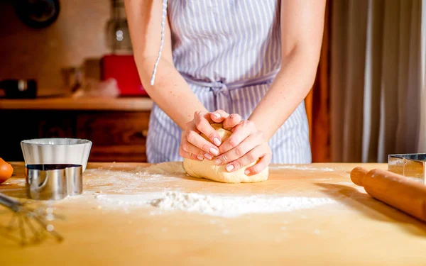 Виготовлення тіста своїми руками на дерев'яному столі — стокове фото