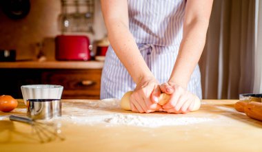 Ahşap masa arkasında kadın elleriyle para kazanmak.