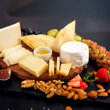 Üzüm, reçeli, incir, kraker ve fındık ile servis peynir tabağı