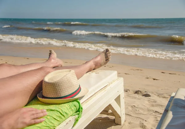 Homem Descanso Praia Pernas Homem Deitado Praia — Fotografia de Stock