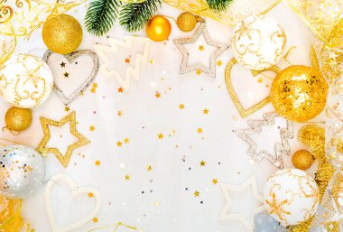 Noel oyuncaklar ve dekor ile altın ve beyaz mağaralarda soyut Noel dekor