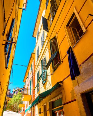 Monterosso güneşli Cinque Terre, İtalya için renkli binalar.