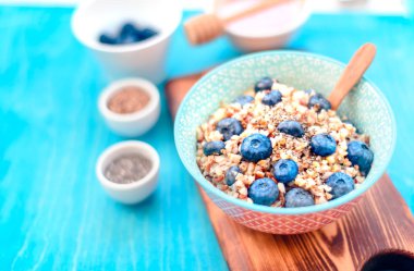 Yüksek proteinli sağlıklı kahvaltı, yabanmersinli karabuğday lapası, keten tohumu.