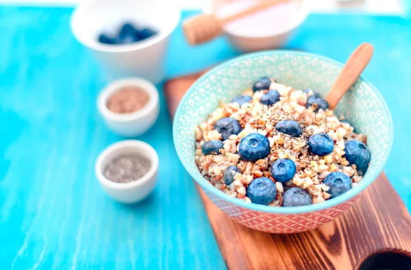 Yüksek proteinli sağlıklı kahvaltı, yabanmersinli karabuğday lapası, keten tohumu.