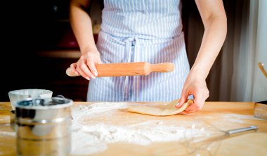 Kadın elleri mutfak masasına hamur döküyor, kapat.