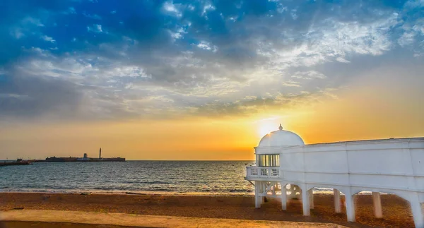 Belo pôr do sol em la caleta em Cádiz Espanha. Andaluzia — Fotografia de Stock