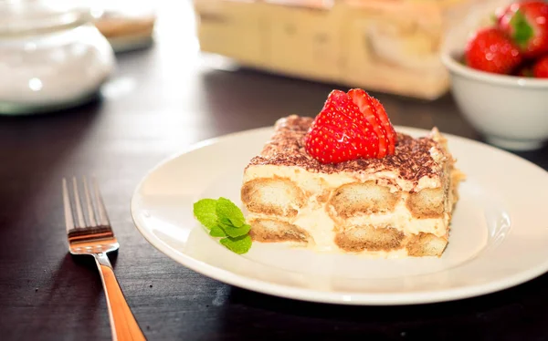 Tiramisú - Postre clásico adornado con fresa y menta — Foto de Stock