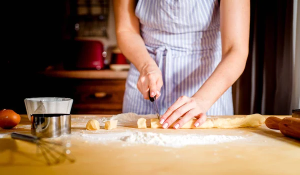 Hacer masa con las manos femeninas en la mesa de madera — Foto de Stock