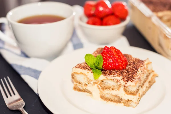 Tiramisù - Dolce Classico Guarnito con Fragola e Menta — Foto Stock