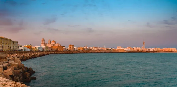 Spanje, Cadiz panorama bij zonsondergang, de prachtige oude stad van Andalusië met uitzicht op de kathedraal — Stockfoto