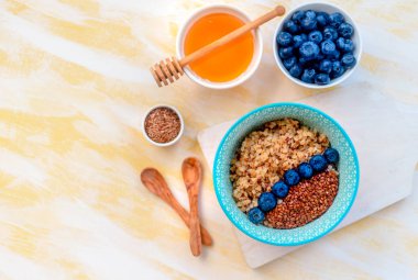 Keten tohumu ve yaban mersinli bir kasede karabuğday lapası. Sağlıklı yemek, detoks, diyet hariç.