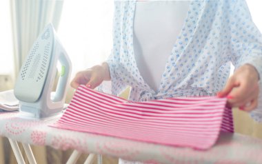 Kadın giysileri Ütü masası Ütü closeup