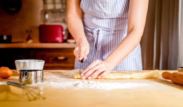 Виготовлення Тіста Жіночими Руками Пекарні — стокове фото